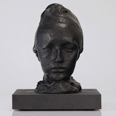 Auguste Rodin. Vers 1967. « Tête de Camille Claudel au Bonnet ». Bronze à patine brune et verte. Signé « A.Rodin ». Cachet du fondeur au dos « Georges Rudier Fondeur Paris »