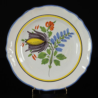 Waly France Round dish with bouquet of manganese flowers