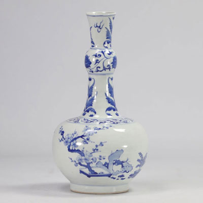 Vase en porcelaine de chine blanc et bleu à décor de fleurs.