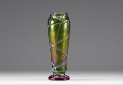 LOETZ  Vase en verre vert irisé violet avec applications vers 1900