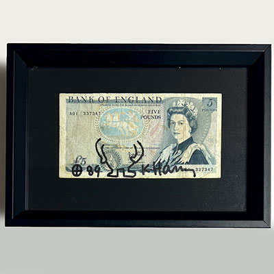 Keith Haring. Dessin eu feutre sur un billet de 5 pounds de la Bank of England. Signé « K.Haring ». Daté 89.