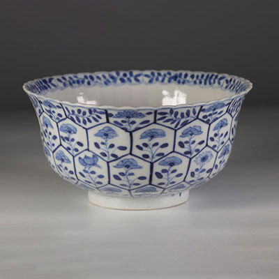Chine Bol blanc-bleu à décor floral ,marque époque Kangxi