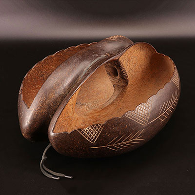 Africa - Coconut buttock sculpted in basket