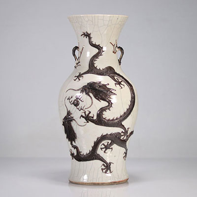 Vase en porcelaine de nankin à décor de dragons et grue