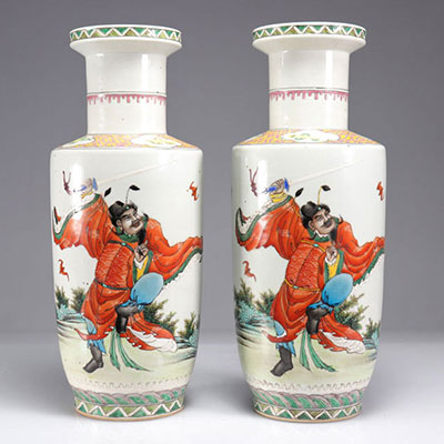 Paire de vases en porcelaines à décor de guerriers XIXème