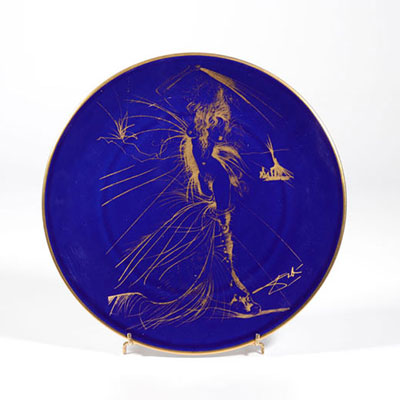Salvador Dali. « Vénus fourrure ». 1967. Assiette en porcelaine de Limoges bleu de four et Or. Signée « Dali » sur le devant à la dorure. Signée au dos « Dali ».  