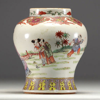 Chine - Potiche en porcelaine famille rose à décor de femmes et enfants.