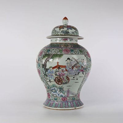 Potiche couverte en porcelaine de chine famille rose a décor de personnages
