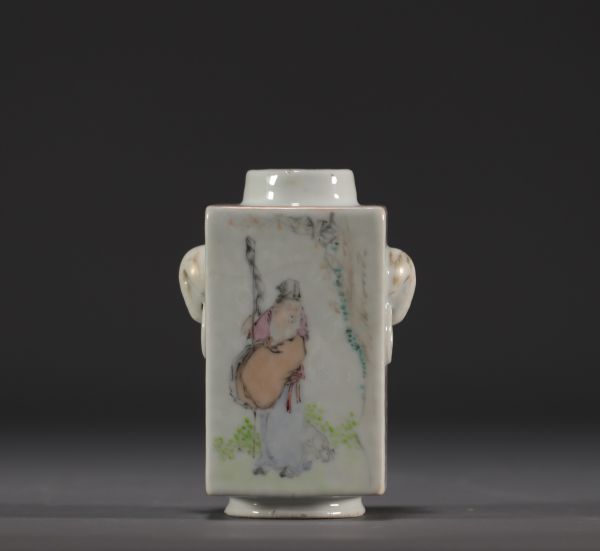Chine - Vase quadrangulaire en porcelaine à décor d'un mage, paysage et calligraphie, Quanjicai