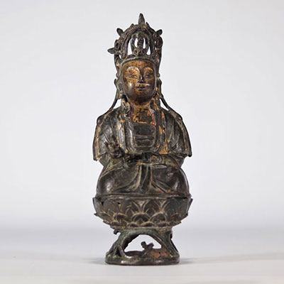 Statue en bronze Guanyin assise sur une fleur de Lotus et le reste de dorure de la période Ming (明朝)