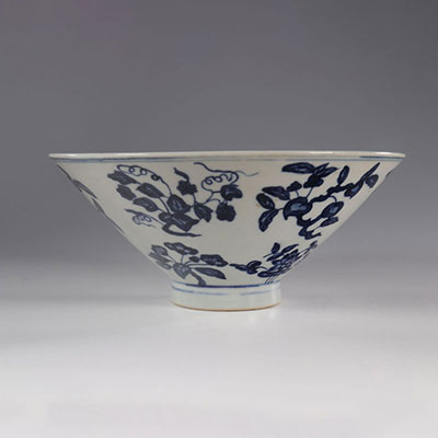 Bol en porcelaine blanc-bleu ,marque à la base ,Chine
