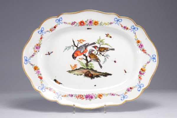 Meissen grand plat de table en porcelaine à décor d'oiseaux sur fond blanc