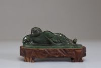 Personnage allongé en jade épinard sculpté d'époque Qing