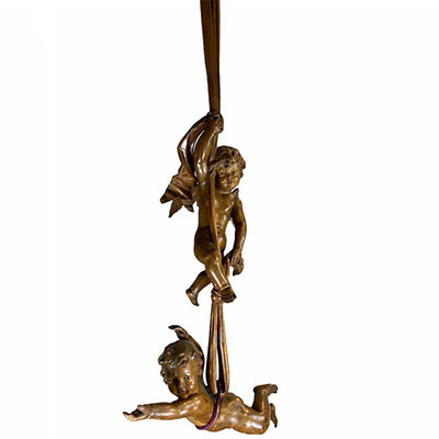 Grande sculpture en bois a suspendre décoré de deux anges vers 1900
