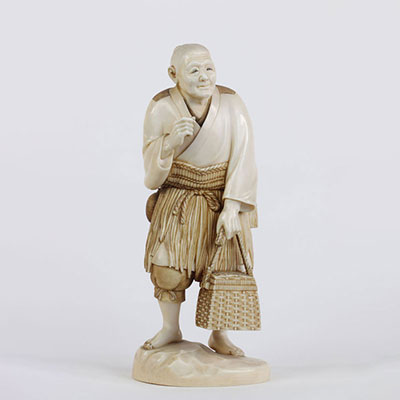 Japon okimono en ivoire sculpté d'un personnage au panier époque Meiji signé