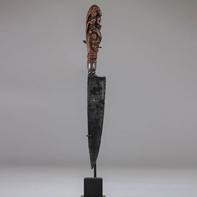 Couteau 17ème anche en bois sculpté de divers personnages