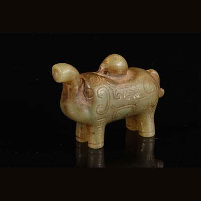 Très rare et exceptionnel Elephant en Jade celadon - dynastie SHANG -