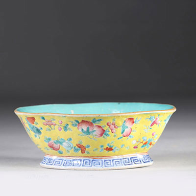 China famille rose bowl decorated with peaches on a yellow background 19th C.
