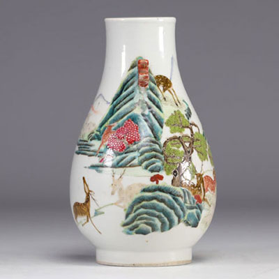 Vase en porcelaine de forme Hu à décor de Daims de l'époque Qing (清朝)
