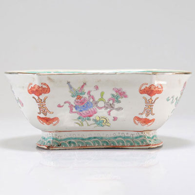 Chinese famille rose bowl mark under the piece