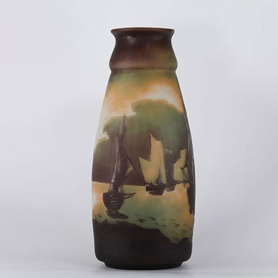 MULLER FRERES Lunéville imposant vase en verre doublé dégagé à l'acide à décor de bateaux