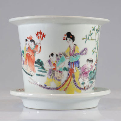 Vase en porcelaine famille rose décor de personnage
