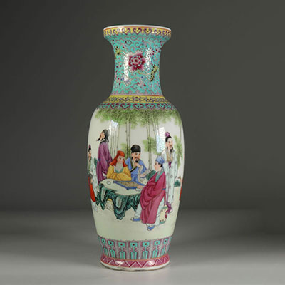 Vase en porcelaine, décor de personnages.Chine milieu XXème. 