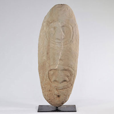 Monolithe anthropomorphe, pierre dure (grès ou granit), patine ancienne provenant de la république du Vanuatu