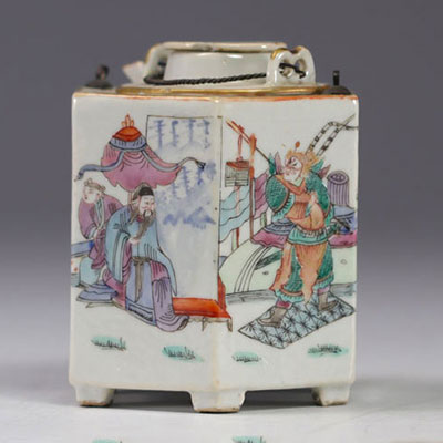 Chine - Théière en porcelaine de la famille rose à décor de personnages, XIXe siècle.