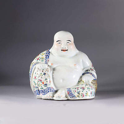 Chine Bouddha en porcelaine famille rose marque sous la pièce