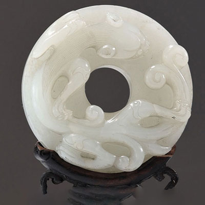Disque en jade blanc orné d'un chilong XVIIIème Qianlong