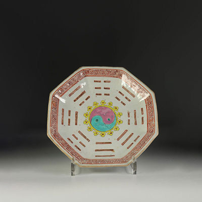 Plat octogonal en porcelaine .Chine XIXème 
