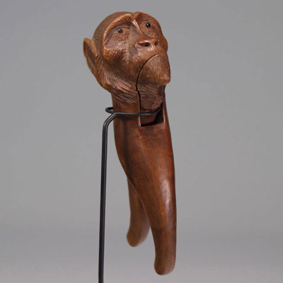 Casse-noix en bois sculpté à tête de singe
