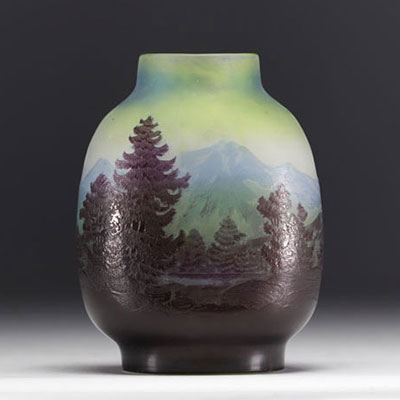 Émile GALLÉ (1846-1904) - Vase en verre multicouche à décor de paysage de montagnes et de pins.