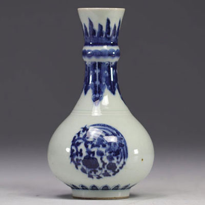 Chine - vase en porcelaine blanche et bleue à décor de phénix, marque sous la pièce.