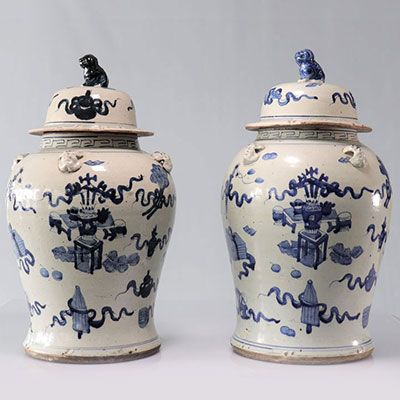 Paire de vases couverts en porcelaine blanc bleu décor de mobiliers