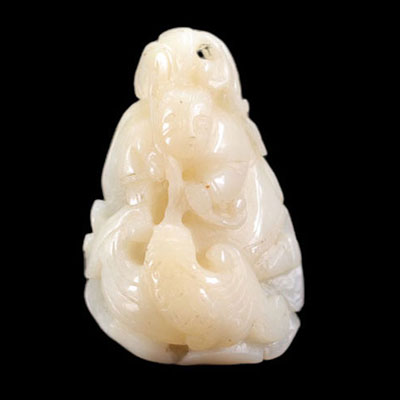 Jade blanc sculpté d'un personnage et d'une chauve-souris