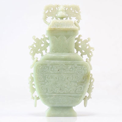 Vase couvert en jade vert décor archaïque