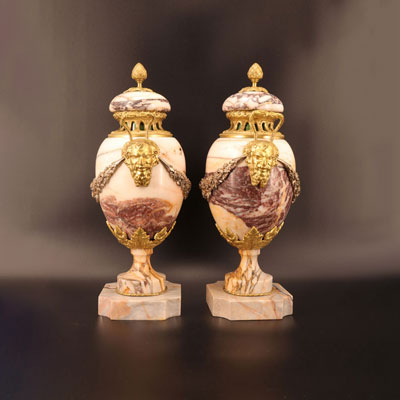 Paire de cassolettes en marbre et bronze doré ornées de têtes de Bacchus