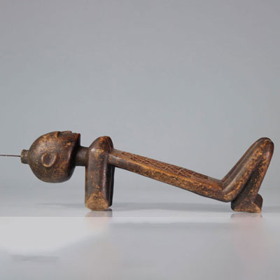 Sculpture de Tanzanie Coupe noix de coco scuplté d'un personne agenouillée