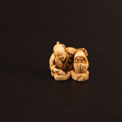 ivory Netsuké carved with two characters -  19th Meiji