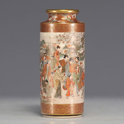 Vase Meiji en porcelaine à décor de personnages finement peint