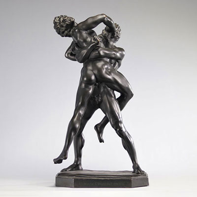 Groupe représentant Hercule et Antée en bronze de patine noire sur un socle triangulaire