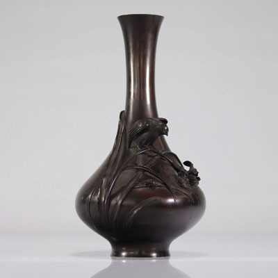 Vase japonais en bronze à décor d'oiseaux et de fleurs. Signature d'artiste. Epoque Meiji