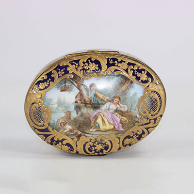 boîte en porcelaine de Sèvres"scène romantique"