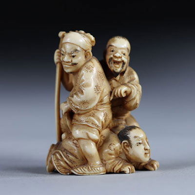 Netsuke sculpté de 3 personnages aux jeux. Japon époque Meiji fin 19ème