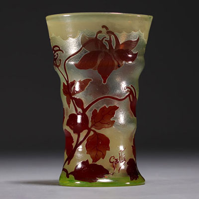 Émile GALLÉ (1846-1904) Vase en verre multicouche dégagé à l'acide à décor de fleurs, signé.
