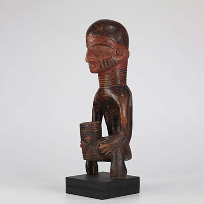 Statue d'ancêtre Kuba portant une coupe divinatoire. Belle patine d'usage et pigments naturels - RDC- début 20ème