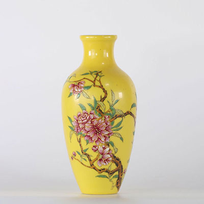Vase Meiping sur fond jaune à décor de fleurs et poème marque Qianlong époque république