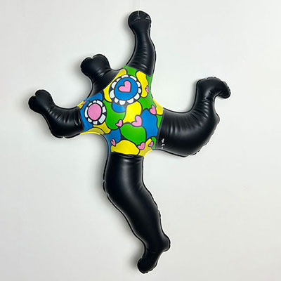 Niki De Saint Phalle. Nana noir. Sculpture en plastique gonflable. Signée « Nana by Niki » dans la planche. Datée 2021.